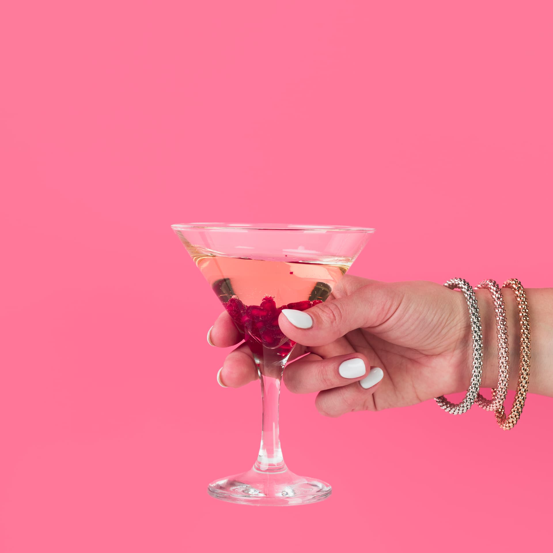 Kieliszek z alkoholem trzymany przez kobietę