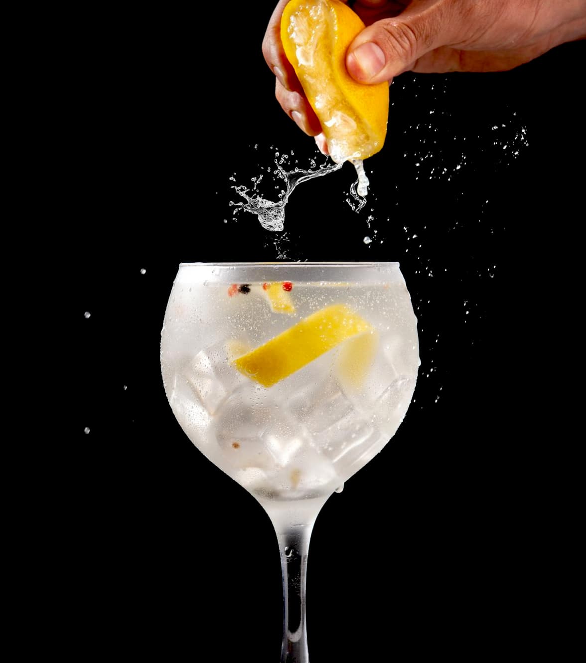 Drink, do którego wciskany jest sok cytrynowy